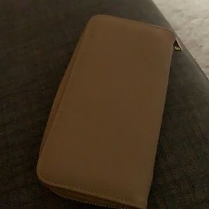 This is a pretty wallet goes well with a lot